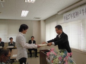 2015年5月15日(金)　神戸牛枝肉共励会　全国農業協同組合連合会兵庫県本部 県本部長賞 最優秀賞出品者の表彰（全農兵庫県本部・谷元畜産部長）