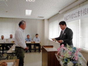 2015年6月12日(金)　たじま牛枝肉共励会　兵庫県肉用牛肥育協議会会長賞 最優秀賞出品者の表彰（兵庫県肉用牛肥育協議会･礒野会長）