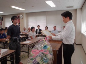 2015年7月3日(金)　加古川市牛枝肉共励会　加古川市長賞　最優秀賞出品者の表彰（岡田市長）