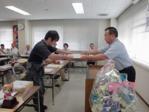 2015年7月3日(金)　加古川市牛枝肉共励会　加古川市議長賞　最優秀賞出品者の表彰（市議会建設経済常任委員長･原田議員）