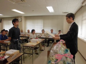 2015年7月3日(金)　加古川市牛枝肉共励会　独立行政法人農畜産業振興機構理事長賞 最優秀賞出品者の表彰（独立行政法人農畜産業振興機構・安井理事）