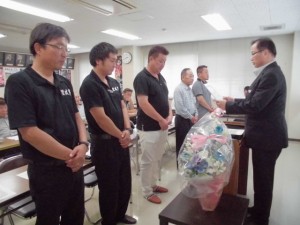 2015年7月7日(火)　観音寺市・三豊市牛枝肉共励会　香川県農協理事長賞　最優秀賞出品者の表彰（JA香川県営農部・塩田畜産担当部長）