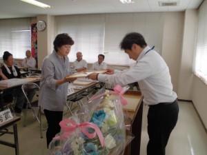 2015年7月24日(金)　JAみのり牛枝肉共励会　古川市長賞 最優秀出品者の表彰（加古川市農林水産課・桑山副課長）