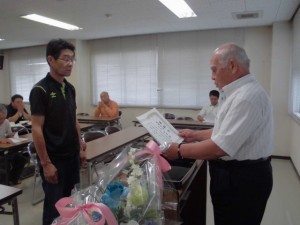 2015年7月28日(火)　(株)徳屋グループ牛枝肉共励会　加古川中央畜産荷受株式会社社長賞　最優秀賞出品者の表彰（加古川中畜・平井社長）