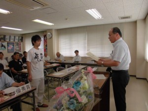 2015年7月31日(金)　たじま市場枝肉共励会　兵庫県知事賞　最優秀賞出品者の表彰（朝来農林水産振興事務所・谷口所長）