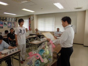 2015年7月31日(金)　たじま市場枝肉共励会　加古川市長賞　最優秀出品者の表彰（加古川市農林水産課・桑山副課長）