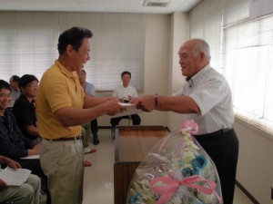 2015年8月4日(火)　夏季加古川中畜牛枝肉共励会　加古川中央畜産荷受株式会社社長賞　交雑種牛の部　最優秀賞出品者の表彰（加古川中畜・平井社長）