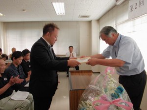 2015年8月4日(火)　夏季加古川中畜牛枝肉共励会　加古川市長賞　和牛の部　最優秀賞出品者の表彰（加古川市地域振興部・中尾参事）