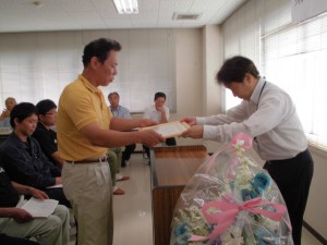 2015年8月4日(火)　夏季加古川中畜牛枝肉共励会　加古川市議会議長賞　交雑種の部　最優秀賞出品者の表彰（加古川市農林水産課・桑山副課長）