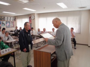 2015年9月29日(火)　加古川食肉産業牛枝肉共励会　加古川食肉産業協同組合理事長賞　最優秀賞出品者の表彰（加古川食肉産業協同組合・中尾理事長）