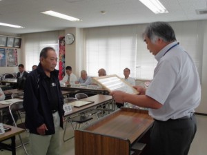 2015年9月29日(火)　加古川食肉産業牛枝肉共励会　加古川市長賞　最優秀賞出品者の表彰（加古川市地域振興部・中尾参事）