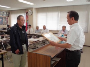 2015年9月29日（火）　加古川食肉産業牛枝肉共励会　加古川市議会議長賞　最優秀賞出品者の表彰（加古川市農林水産課・宮本課長）