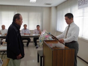 2015年9月29日（火）　加古川食肉産業牛枝肉共励会　日本食肉格付協会会長賞　最優秀賞出品者の表彰（(公社)日本食肉格付協会加古川事業所・福谷所長）