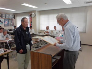 2015年9月29日（火）　加古川食肉産業牛枝肉共励会　公益財団法人加古川食肉公社理事長賞　最優秀賞出品者の表彰（(公財)加古川食肉公社・松岡理事長）