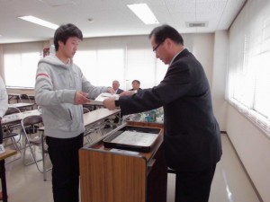 2015年11月20日(金)　讃岐牛枝肉共励会　香川県農業協同組合理事長賞　最優秀賞出品者の表彰（JA香川県営農部・塩田畜産担当部長）