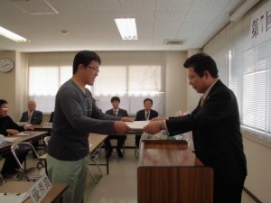 2015年11月27日(金)　黒田庄和牛枝肉共励会　JAみのり組合長賞 最優秀賞出品者の表彰（JAみのり・神澤代表理事専務）