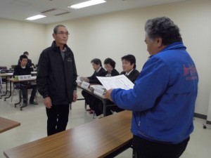 2015年11月30日(月)　加古川和牛枝肉共励会（神戸市場）　加古川和牛流通推進協議会会長賞 最優秀賞出品者の表彰（加古川和牛流通推進協議会・早瀬部長）