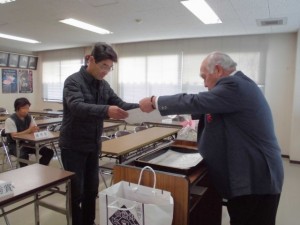 2015年12月1日(火)　(株)徳屋グループ牛枝肉共励会　加古川中央畜産荷受株式会社社長賞　最優秀賞出品者の表彰（加古川中畜・平井社長）