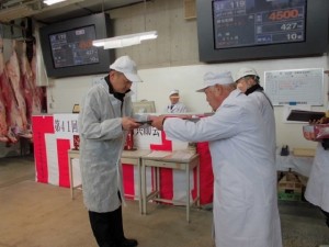 2015年12月4日(金)　加古川中畜牛枝肉共励会　和牛の部・最優秀牛購買者の表彰（加古川中畜・平井社長）