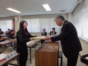 2015年12月8日(火)　加古川和牛枝肉共励会　加古川市市長賞　最優秀賞出品者の表彰（加古川市地域振興部・中尾参事）