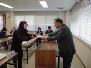 2015年12月8日(火)　加古川和牛枝肉共励会　加古川和牛流通推進協議会会長賞　最優秀賞出品者の表彰（加古川和牛流通推進協議会・大竹会長）