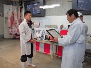 2015年12月11日(金)　黒田庄和牛婦人部枝肉共励会　名誉賞牛購買者の表彰（JAみのり・上羅組合長）