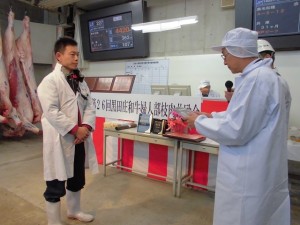 2015年12月11日(金)　黒田庄和牛婦人部枝肉共励会　名誉賞牛購買者の表彰（西脇市・吉田副市長）