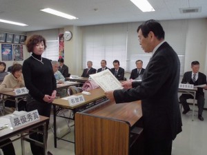 2015年12月11日(金)　黒田庄和牛婦人部枝肉共励会　JAみのり組合長賞　名誉賞出品者の表彰（JAみのり・上羅組合長）