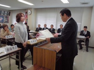 2015年12月11日(金)　黒田庄和牛婦人部枝肉共励会　JAみのり組合長賞　最優秀賞出品者の表彰（JAみのり・上羅組合長）