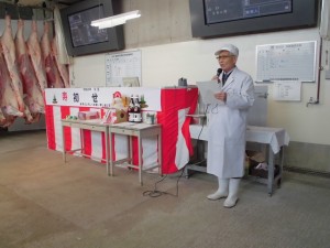 平成28年　初せり　2016年1月8日(金)　初せり　加古川中央畜産荷受株式会社 松岡専務（司会進行）