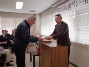 2016年2月12日(金)　兵庫県地域ブランド牛枝肉共励会　湯村温泉但馬ビーフ賞の表彰（湯村温泉但馬ビーフ流通振興協議会・中井会長）