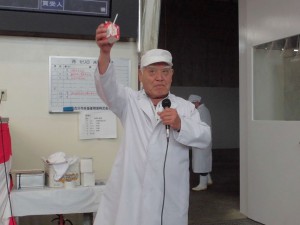 せり場での乾杯(加古川中央畜産荷受(株)・平井社長) 2016年6月24日(金) JA西日本くみあい飼料㈱系統出荷牛枝肉共励会 せり場での乾杯(加古川中央畜産荷受(株)・平井社長)