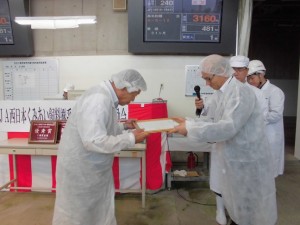 最優秀牛購買者の表彰(JA西日本くみあい飼料(株)神野常務取締役) 2016年6月24日(金) JA西日本くみあい飼料㈱系統出荷牛枝肉共励会 最優秀牛購買者の表彰(JA西日本くみあい飼料(株)神野常務取締役)