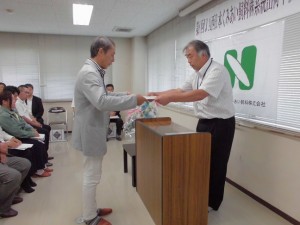 加古川市長賞 和牛の部 最優秀賞出品者の表彰(加古川市地域振興部・中尾参事) 2016年6月24日(金) JA西日本くみあい飼料㈱系統出荷牛枝肉共励会 加古川市長賞 和牛の部 最優秀賞出品者の表彰(加古川市地域振興部・中尾参事)
