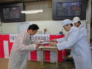 2016年6月10日(金)　たじま牛枝肉共励会　最優秀牛購買者の表彰（兵庫県肉用牛肥育協議会・石川副会長）