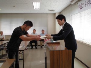 2016年6月10日(金)　たじま牛枝肉共励会　兵庫県肉用牛肥育協議会会長賞 最優秀賞出品者の表彰（兵庫県肉用牛肥育協議会･石川副会長）