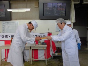 2016年7月5日(火)　観音寺市・三豊市牛枝肉共励会　最優秀牛購買者の表彰（観音寺市三豊市牛枝肉推進協議会会長・白川観音寺市長）