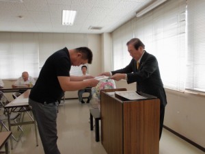 2016年7月5日(火)　観音寺市・三豊市牛枝肉共励会　観音寺市三豊市牛枝肉共励会会長賞 最優秀賞出品者の表彰（観音寺市三豊市牛枝肉推進協議会会長･白川観音寺市長）