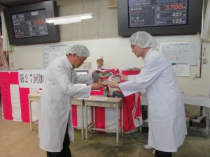 2016年7月8日(金)　加古川市牛枝肉共励会　最優秀牛購買者の表彰(加古川市地域振興部・松本部長）