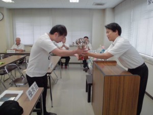 2016年7月8日(金)　加古川市牛枝肉共励会　加古川市長賞　最優秀賞出品者の表彰（加古川市・岡田市長）