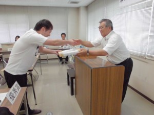 2016年7月8日(金)　加古川市牛枝肉共励会　加古川市議長賞　最優秀賞出品者の表彰（加古川市議会・佐藤議長）