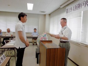 2016年7月15日(金)　神戸肉枝肉共励会　加古川市長賞　最優秀出品者の表彰（加古川市農林水産課・松本副課長）