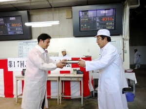 2016年7月22日(金)　JAみのり牛枝肉共励会　最優秀牛購買者の表彰（JAみのり・神澤代表理事組合長）