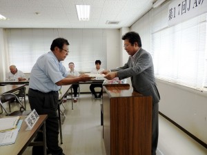 JAみのり組合長賞 最優秀賞出品者の表彰(JAみのり・神澤代表理事組合長) 2016年7月22日(金) JAみのり牛枝肉共励会 JAみのり組合長賞 最優秀賞出品者の表彰(JAみのり・神澤代表理事組合長)