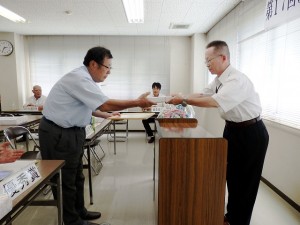 2016年7月22日(金)　JAみのり牛枝肉共励会　加古川市長賞　最優秀出品者の表彰（加古川市農林水産課・松本副課長）