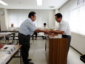 兵庫県農業共済組合連合会会長賞 最優秀賞出品者の表彰(東播基幹家畜診療所・井上所長) 2016年7月22日(金) JAみのり牛枝肉共励会 兵庫県農業共済組合連合会会長賞 最優秀賞出品者の表彰(東播基幹家畜診療所・井上所長)