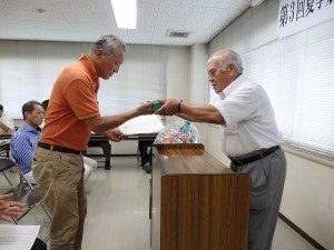 2016年8月2日(火)　夏季加古川中畜牛枝肉共励会　加古川中央畜産荷受株式会社社長賞　和牛の部　最優秀賞出品者の表彰（加古川中畜・平井社長）