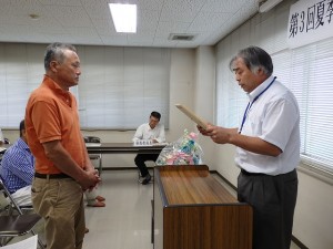 2016年8月2日(火)　夏季加古川中畜牛枝肉共励会　加古川市長賞　和牛の部　最優秀賞出品者の表彰（加古川市地域振興部・中尾参事）