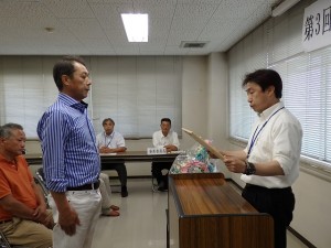 2016年8月2日(火)　夏季加古川中畜牛枝肉共励会　加古川市議会議長賞　交雑種の部　最優秀賞出品者の表彰（加古川市農林水産課・桑山課長）