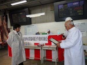 最優秀牛購買者の表彰(加古川食肉産業(協)・平井理事長) 2016年9月27日(火) 加古川食肉産業牛枝肉共励会 最優秀牛購買者の表彰(加古川食肉産業(協)・平井理事長)